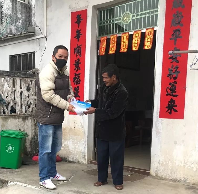 【*党**旗飘扬】“就是这个药膏，多谢！多谢！”