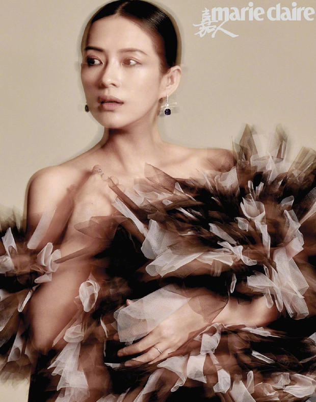 章子怡近照孕肚比钻戒抢镜,章子怡挺大肚孕晚期照