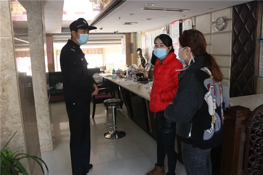 抗疫英雄解放军战士,抗击疫情一线民警坚守岗位