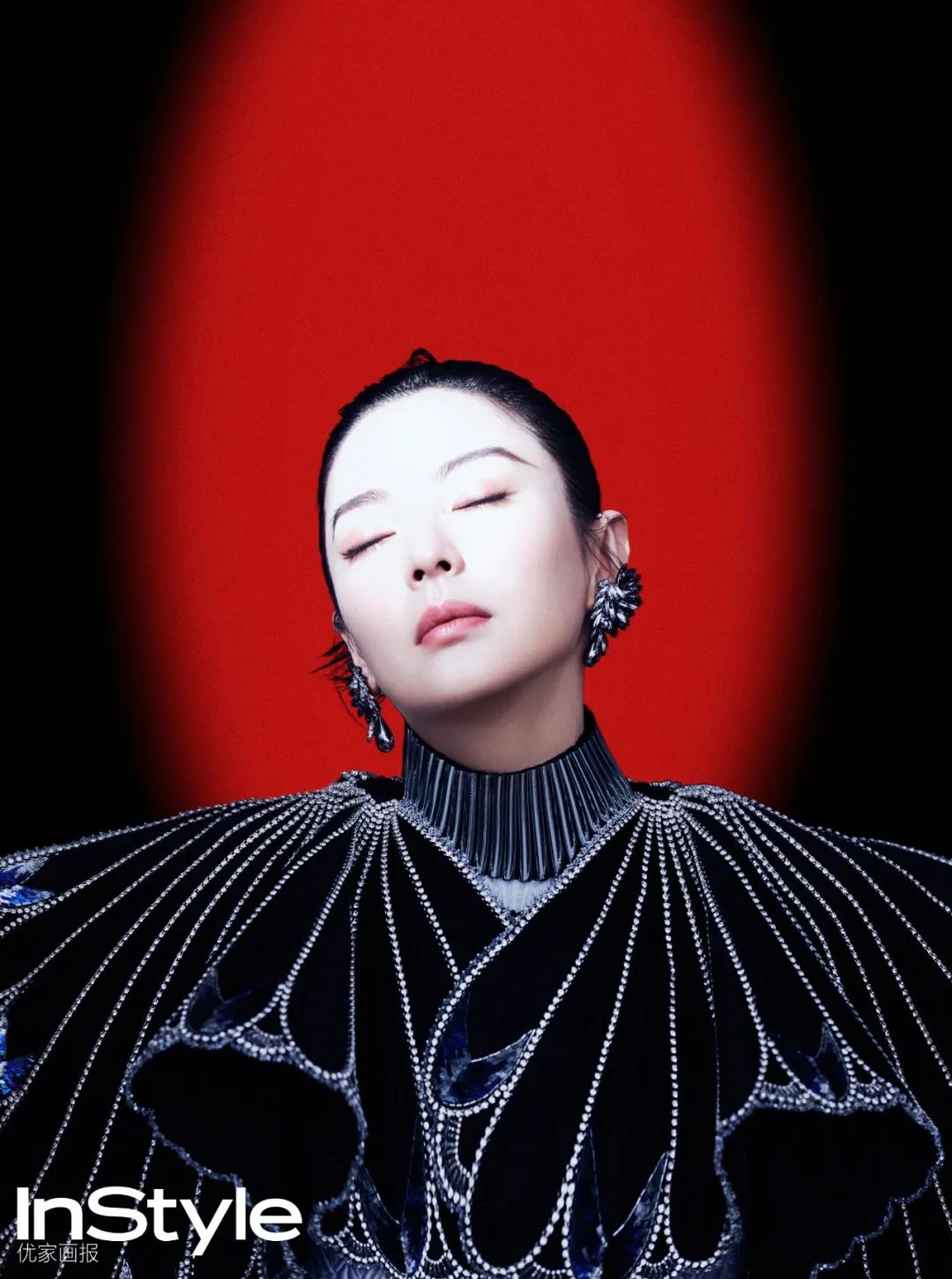 张雨绮站在舞台上虚不虚,张雨绮封面泳池女王