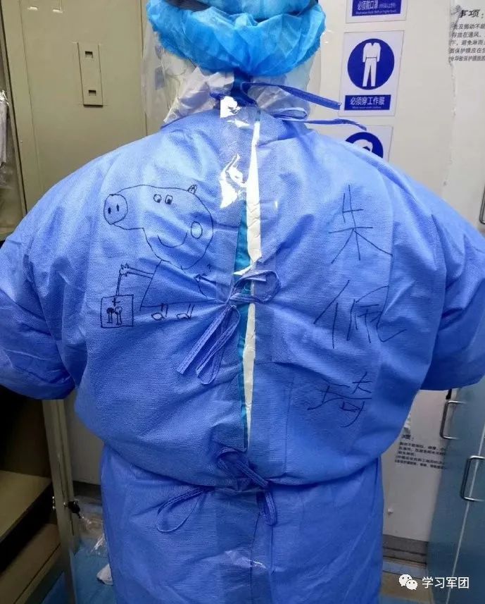 抗疫一线的白衣感动瞬间,武汉疫情防护服上写精忠报国