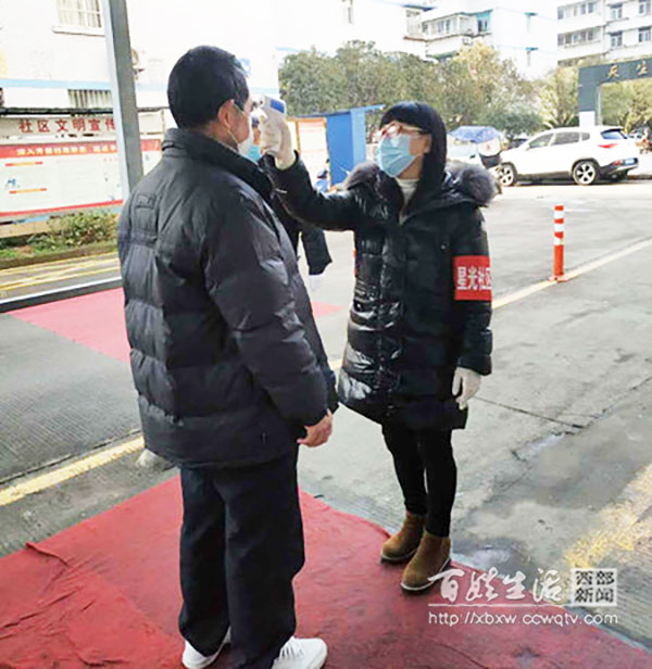 学子献爱心助力母校抗击疫情,爱心学校捐资助力社区抗疫