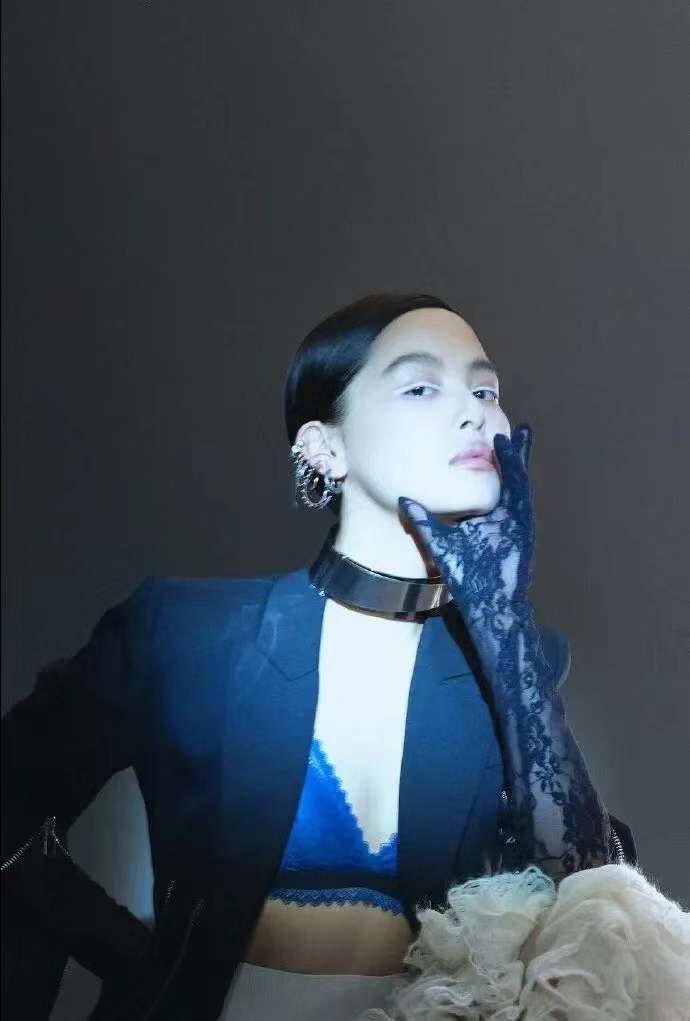 泫雅和男友拍内衣广告,欧阳娜娜泫雅绿色吊带衣跳舞