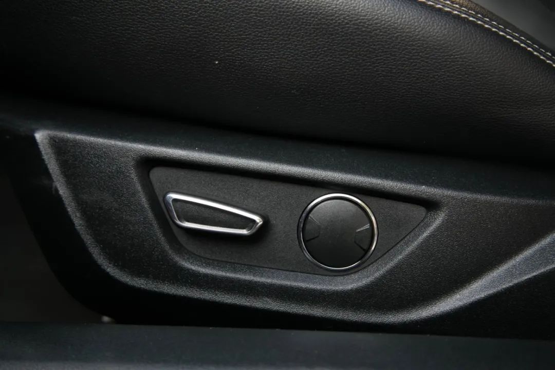 放弃奔驰C购置福特野马，为了平民跑车梦，换来“油耗大、内饰糙，偶尔还能跑婚庆”的结局？