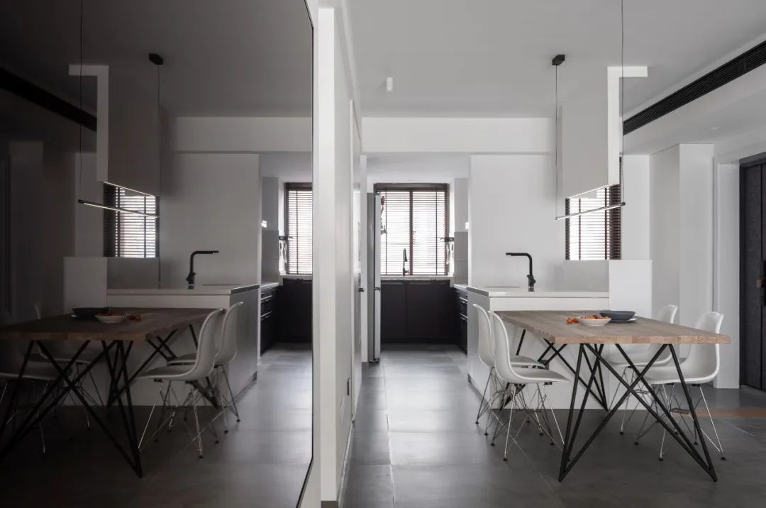 入门玄关连着小房间不浪费空间,现代化两边不靠墙入户玄关实用