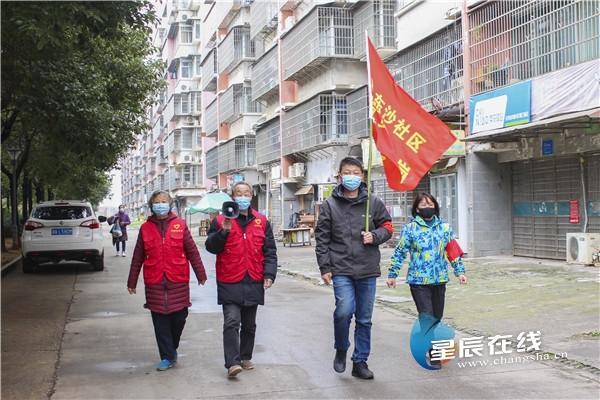 疫情期间村志愿队送温暖 (疫情期间街道志愿者服务)