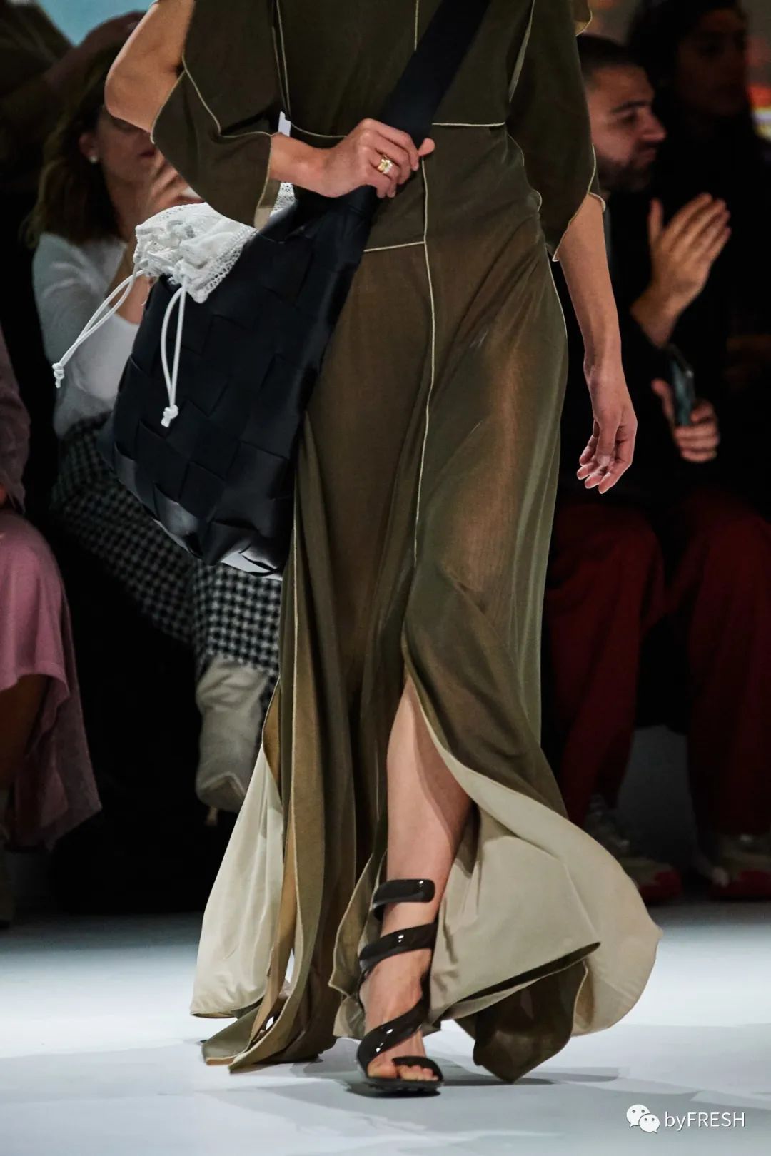 想要穿得简单又有活力感,如何穿得温柔又知性