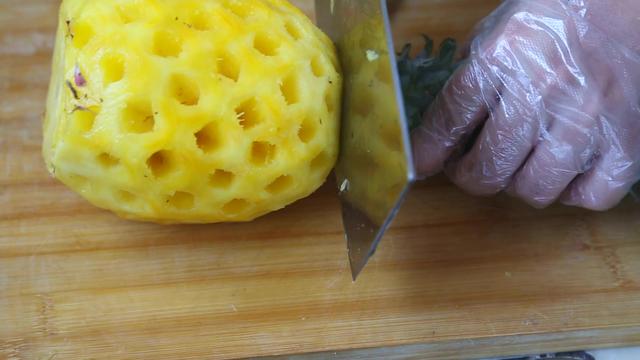 吃菠萝不剥皮最简单的吃法,吃菠萝不用刀子