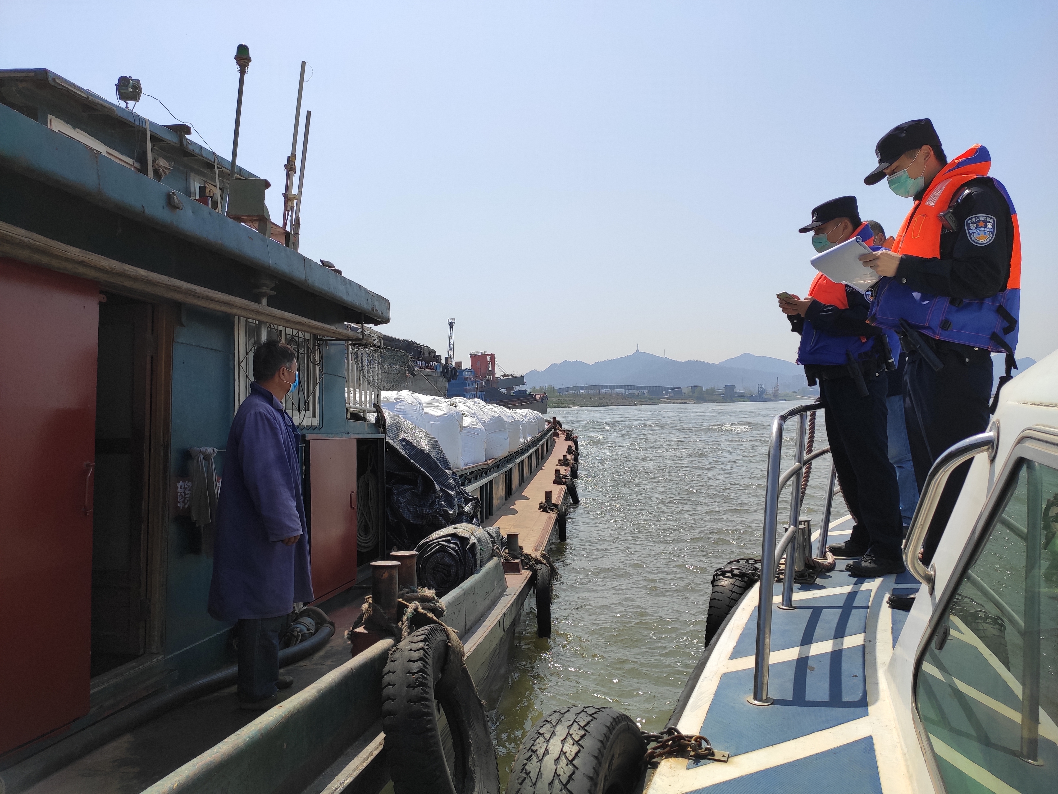 春耕农忙交警护航,公安民警守护农民春耕工作