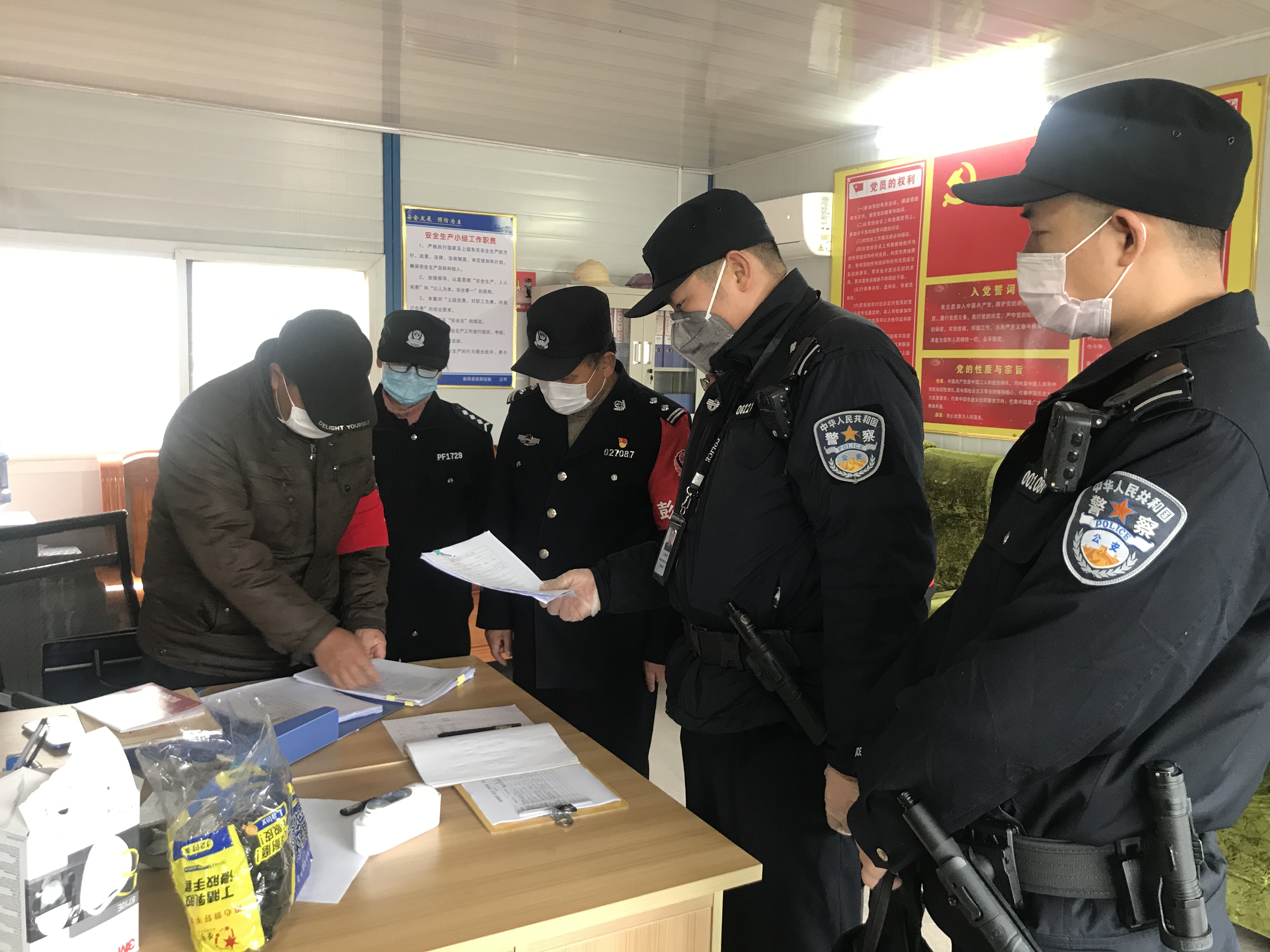 春耕农忙交警护航,公安民警守护农民春耕工作