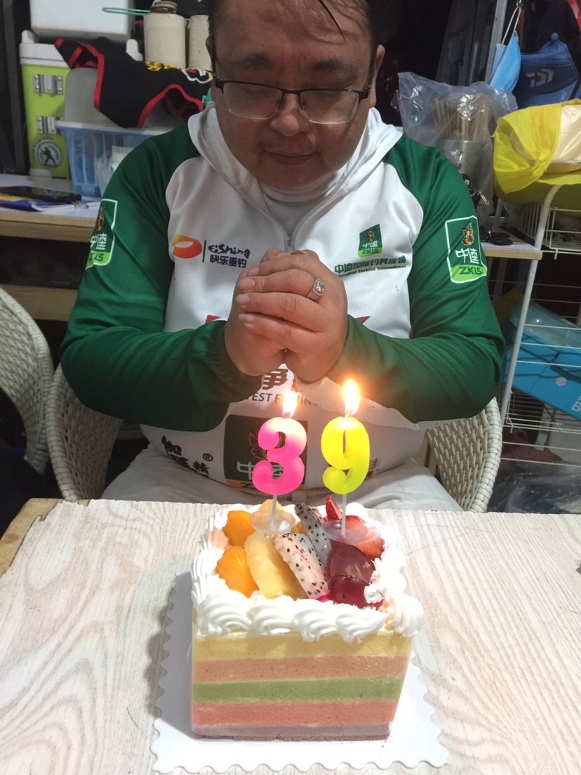 穿上节日盛装为祖国庆生,身穿战袍