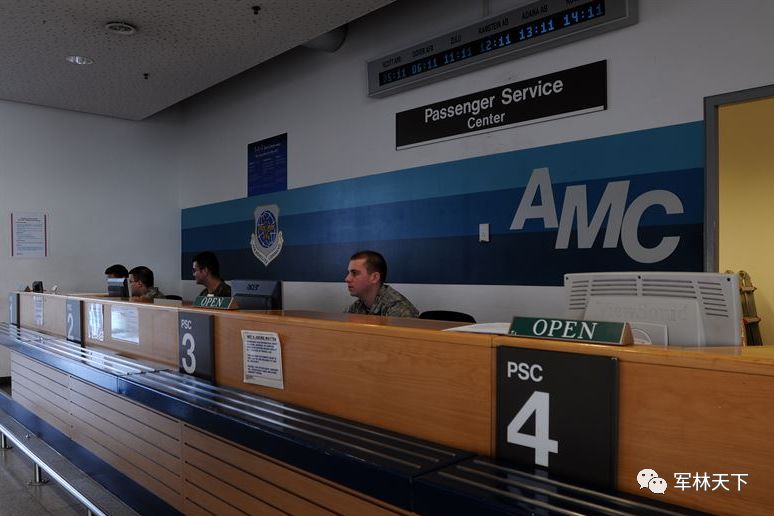 美军福利真多，官兵和家属可搭乘*用军**运输机，跟着装甲车去旅行，新冠病毒一来被迫暂停