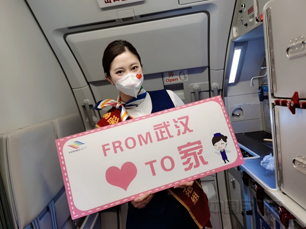 贵州援鄂医疗队出征飞机上,贵州返黔援鄂医疗队