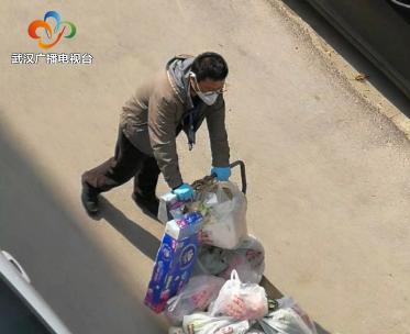 汗水浸湿背影视频,汗水湿透衣背让人心疼