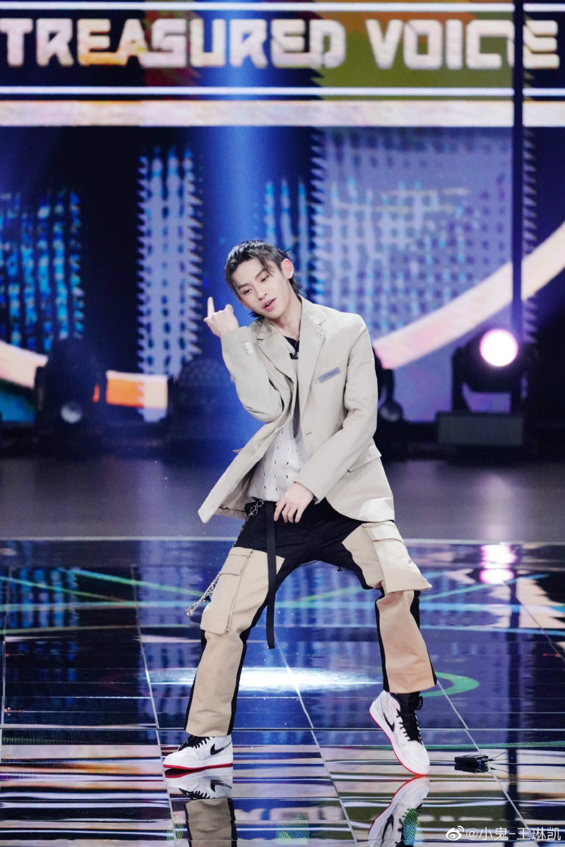 鹿晗上脚足球鞋,鹿晗创造营上脚dunk