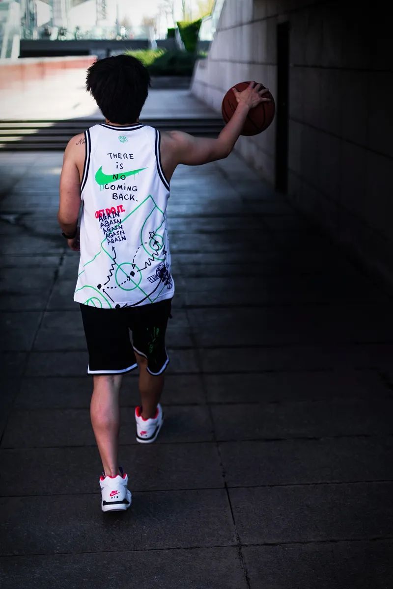 耐克新款亮眼,耐克夜光涂鸦测评