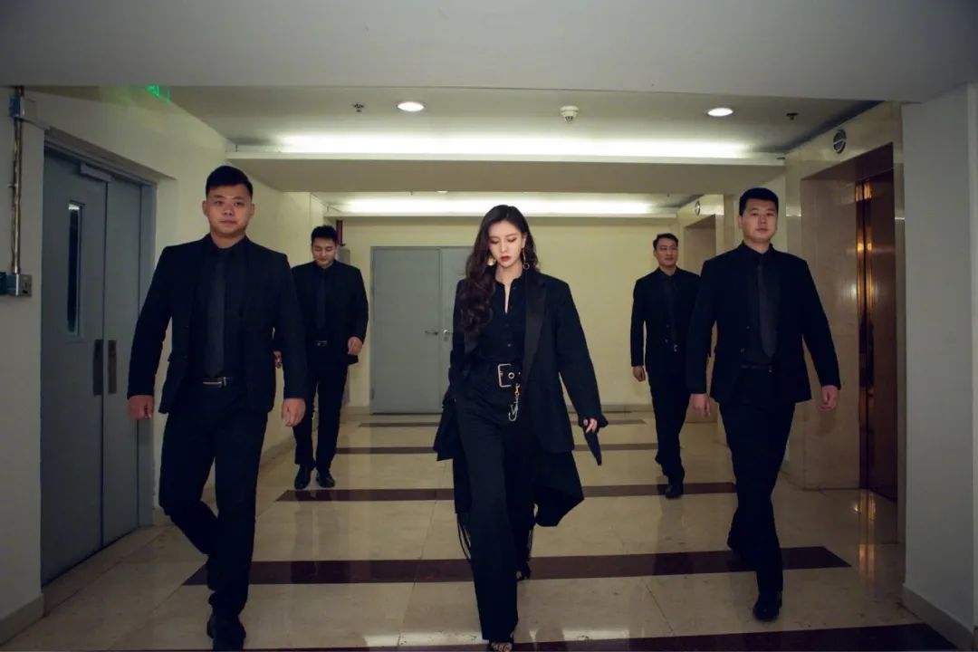 杨幂刘诗诗她们帅起来基本上没男人什么事了