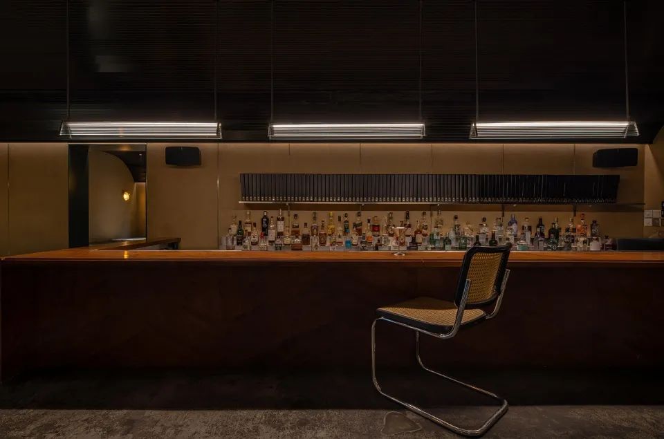 新作|结合欧式车厢和美式办公室风格-成都“π酒吧”/iZDesignStudio