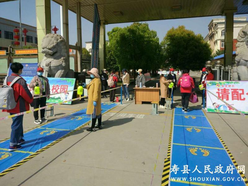 我市初三学生返校复学现场直击,寿县一中学生返校