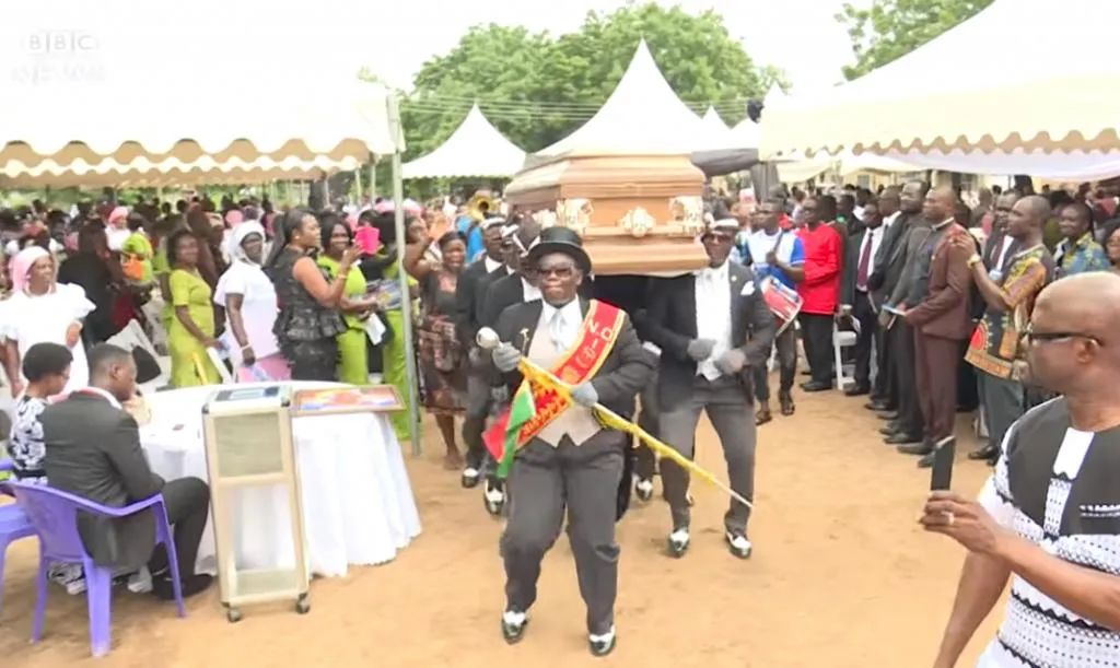 黑人老哥边蹦迪边抬棺材，为啥这个国家的葬礼这么嗨