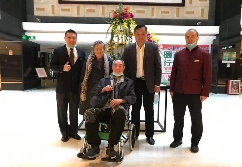 民警为滞留游客送物资,民警为滞留乘客送货