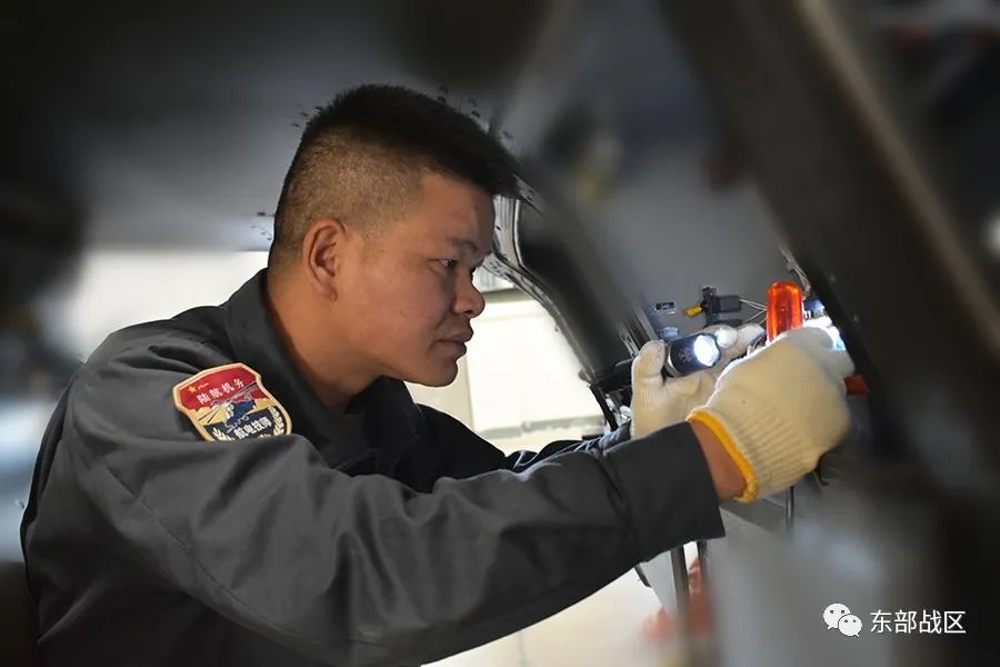 尖兵｜从农村娃到直升机“航电大拿”，“兵王”经历了什么？