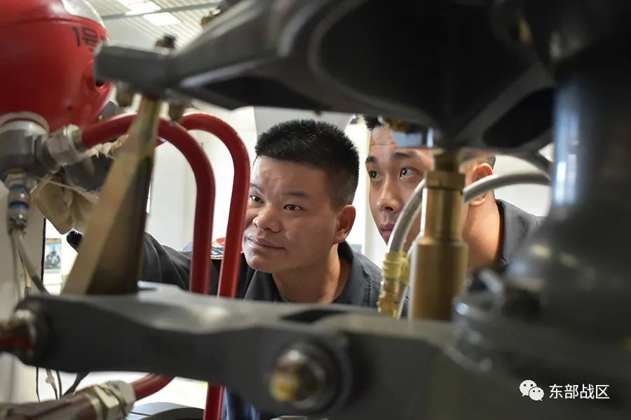 尖兵｜从农村娃到直升机“航电大拿”，“兵王”经历了什么？