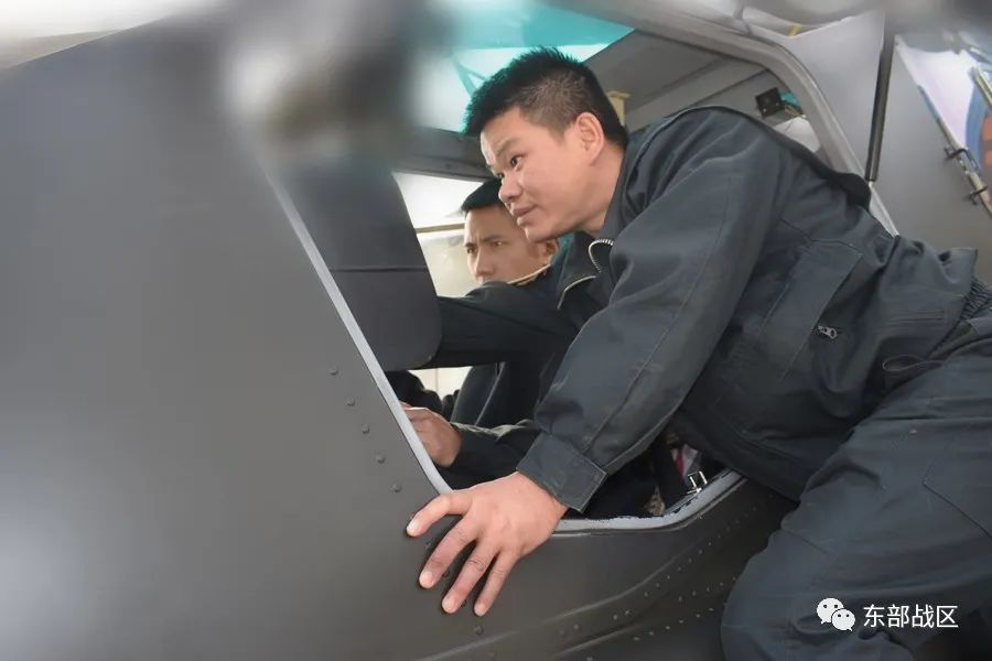 尖兵｜从农村娃到直升机“航电大拿”，“兵王”经历了什么？