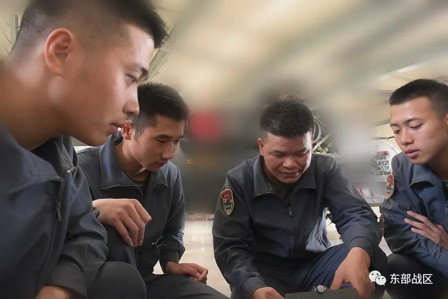 尖兵｜从农村娃到直升机“航电大拿”，“兵王”经历了什么？