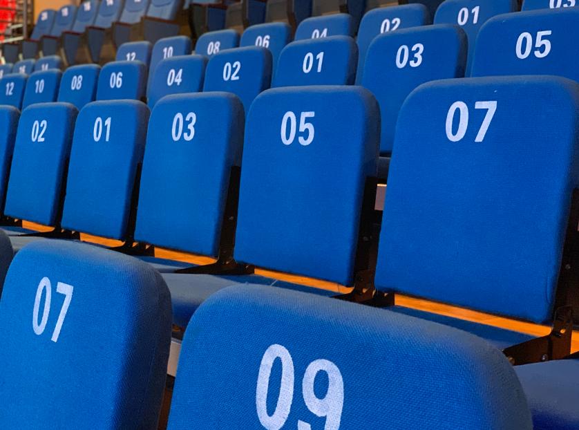 空无一人的台下，57万人流泪聆听~“逆行与坚守，甘孜战疫故事”温暖“云”讲述