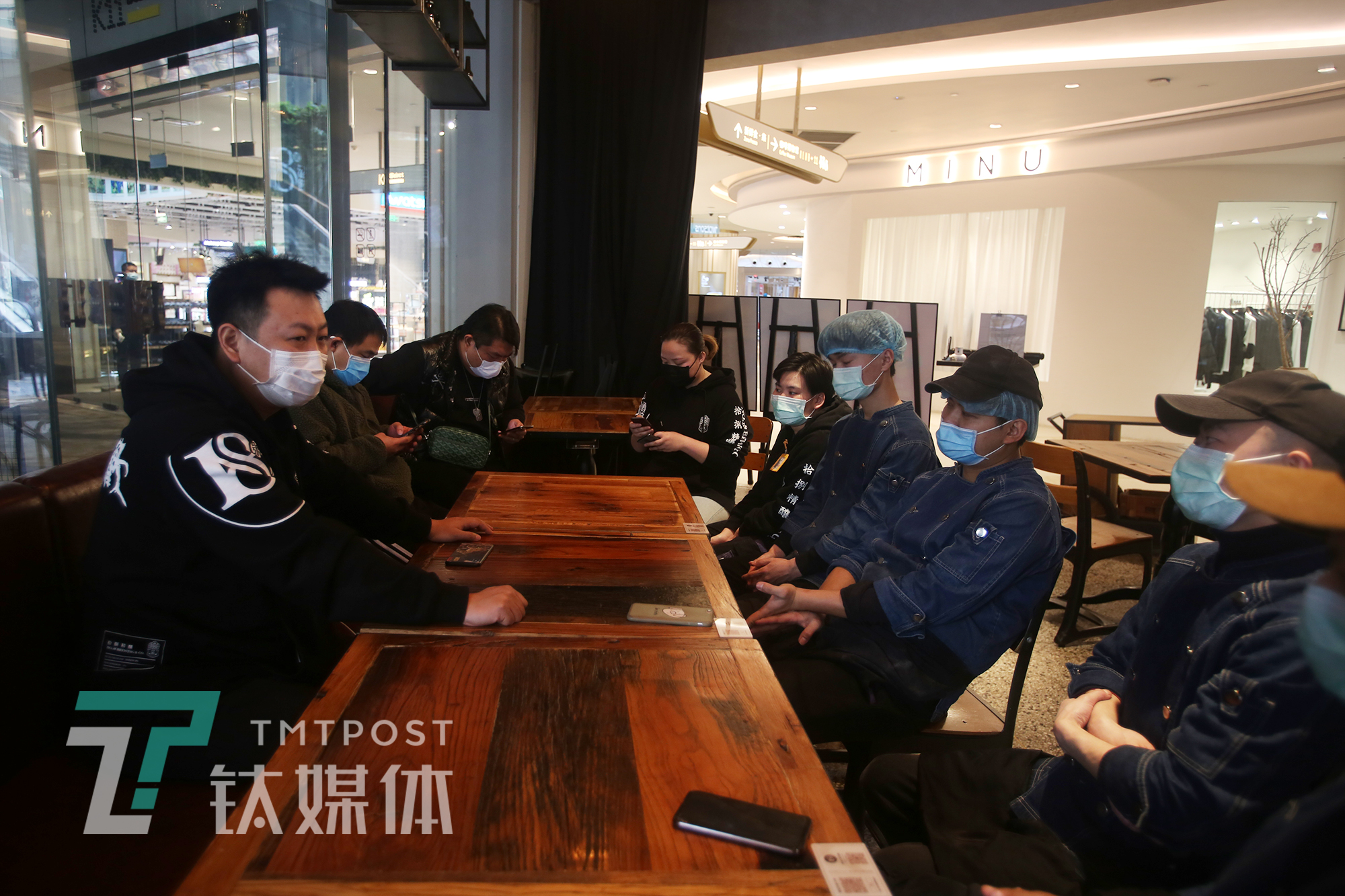 亏150万、倒掉10吨酒后,一家武汉酒馆的自救|钛媒体封面·武汉复苏