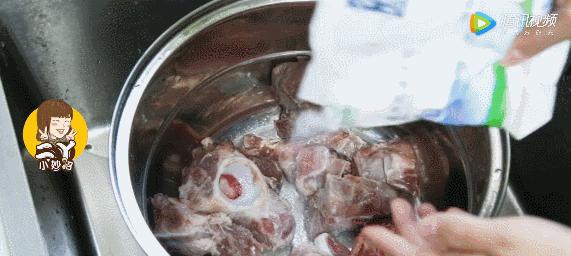 为什么排骨焯水过后煮还是有浮沫,牛排骨焯水后如何去腥
