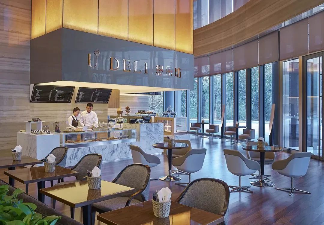 不热不堵人不多,城中开房度假难道不够爽吗?丨寻味