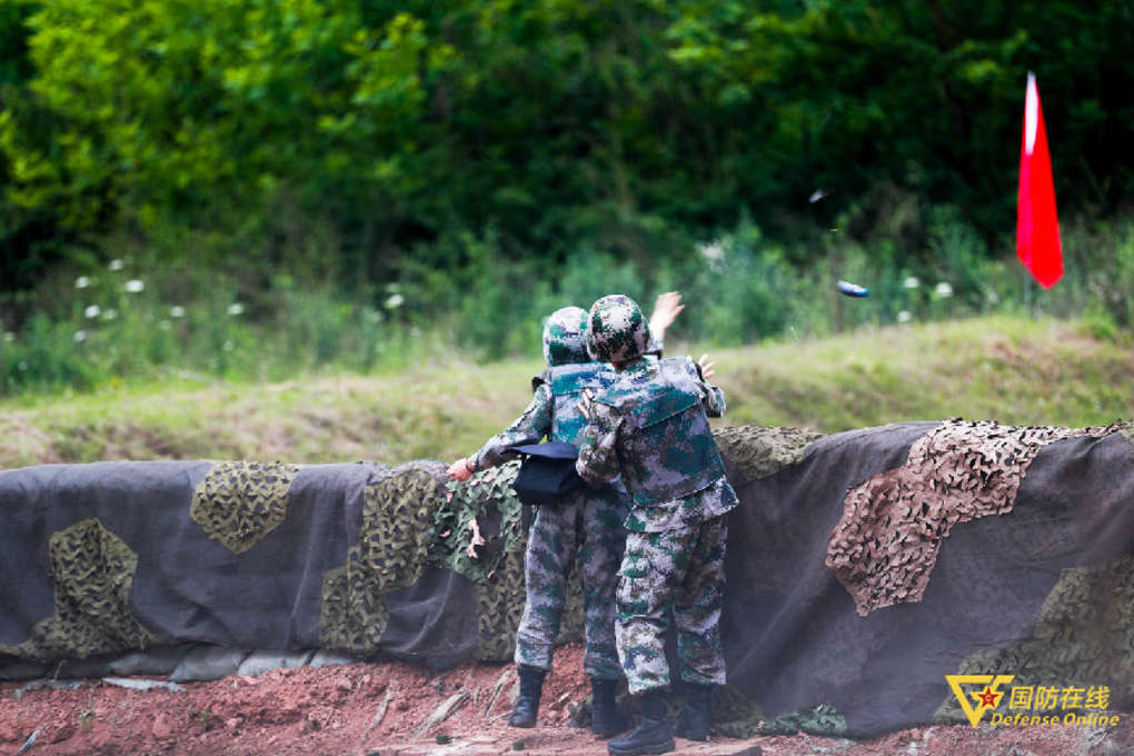 紧张刺激的感觉,别紧张第一视角体验手榴弹实投