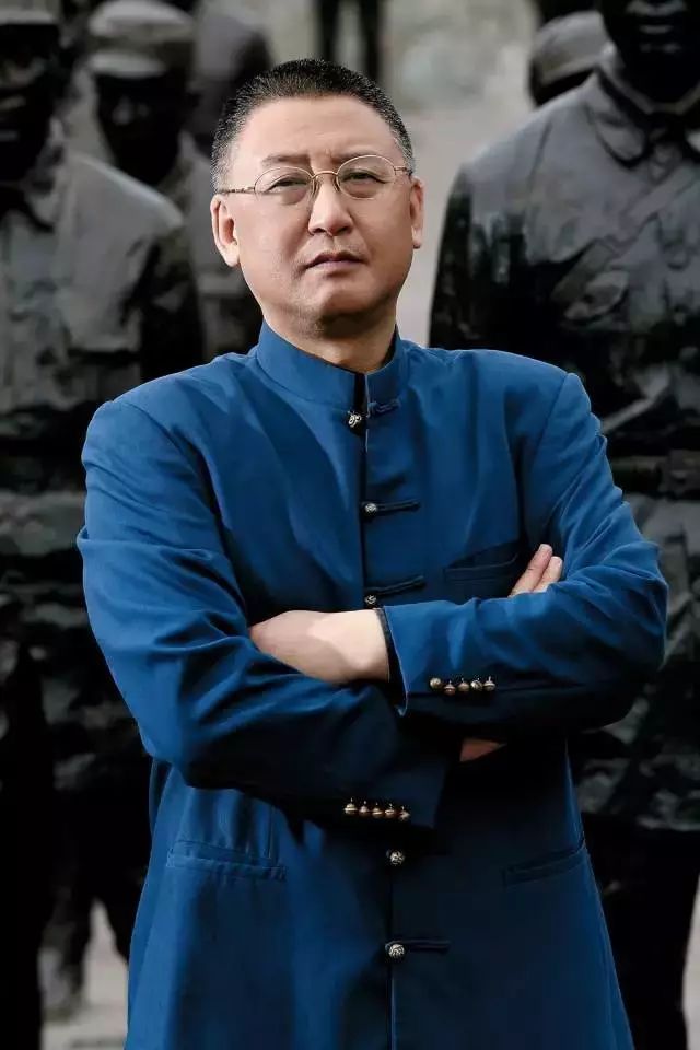 他曾位列中国富豪榜，如今却倾家荡产甘愿为“奴”……