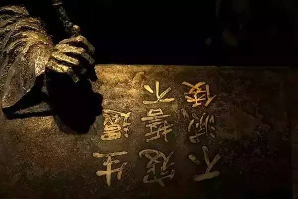 他曾位列中国富豪榜，如今却倾家荡产甘愿为“奴”……