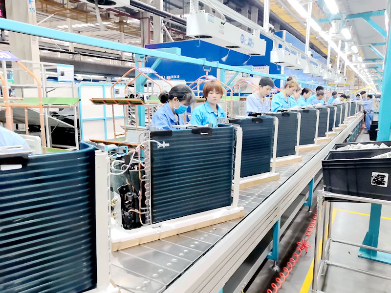 每天十几个车排队装货,每天很多车有序地等待发货