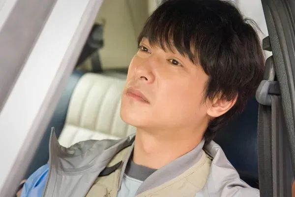 各自忙乱互相牵挂下一句是什么,成年人之间的感情参杂着