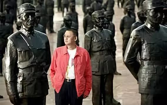 他曾位列中国富豪榜，如今却倾家荡产甘愿为“奴”……