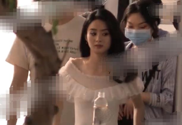 赵丽颖产后现身穿着十分朴素低调,赵丽颖产后复出脸型变化