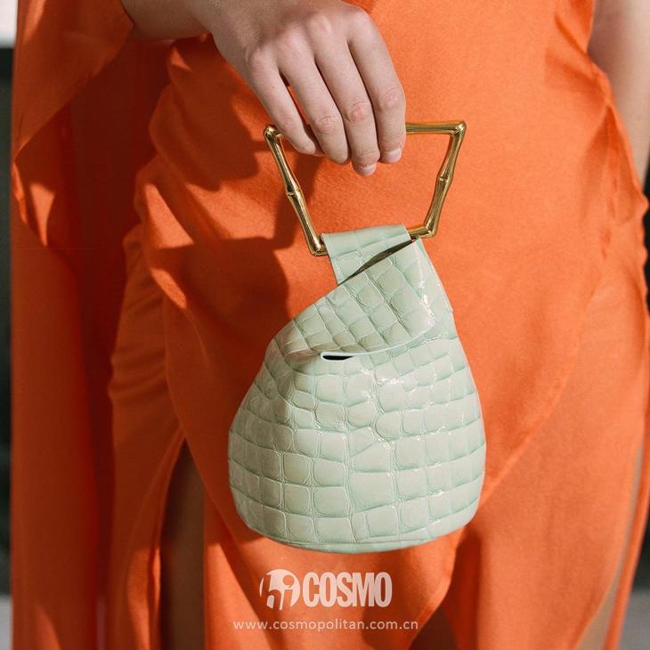 杨采钰度假拎的独家小众包,我可以