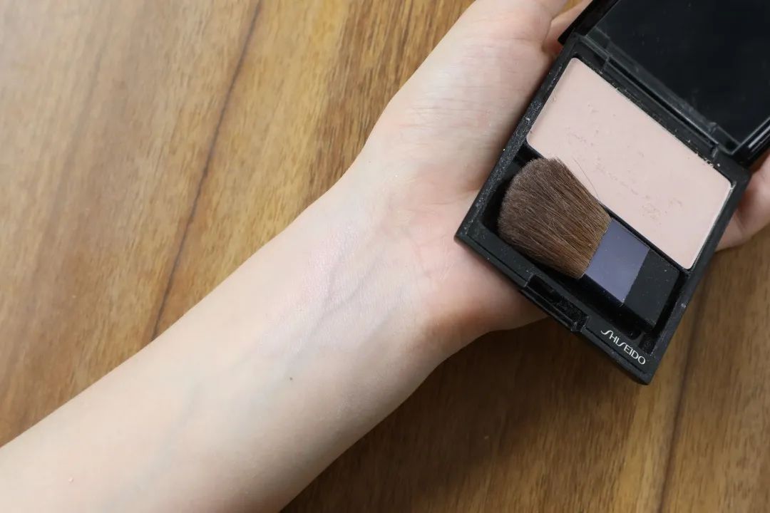 周雨彤泪沟神器,周雨彤的泪沟神器