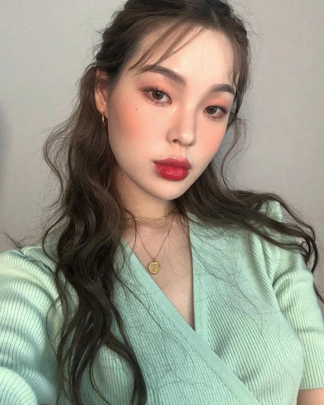 开完双眼皮为什么要往上看,开过的双眼皮可以再埋线吗