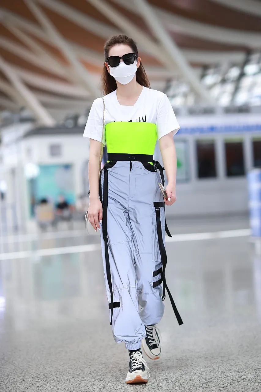 戚薇杨颖撞衫,戚薇撞衫江疏影