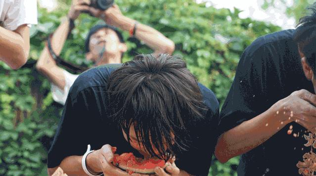 玉环头闻丨西瓜免费吃！免费送！吾悦这是什么惊天福利