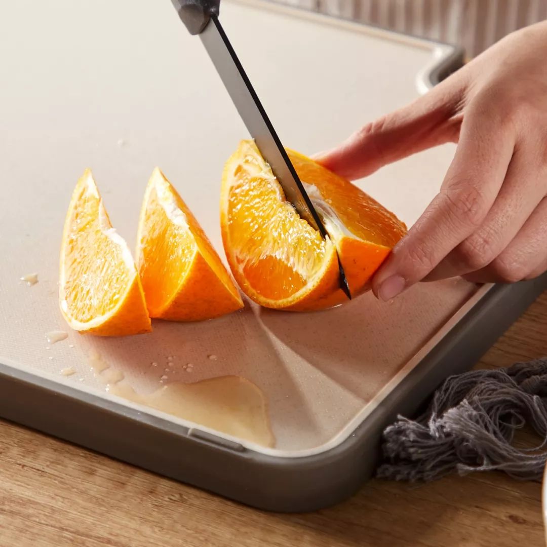 2亿细菌藏身菜板，99%抗菌的变态菜板，不发霉，磨刀磨蒜样样能行