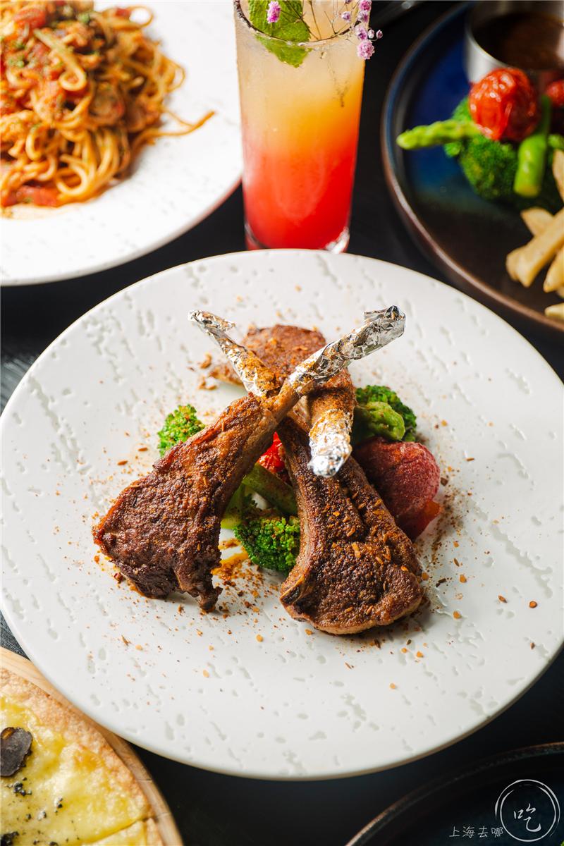 太刚了！这店居然敢开在「中国第一夜店」楼下...