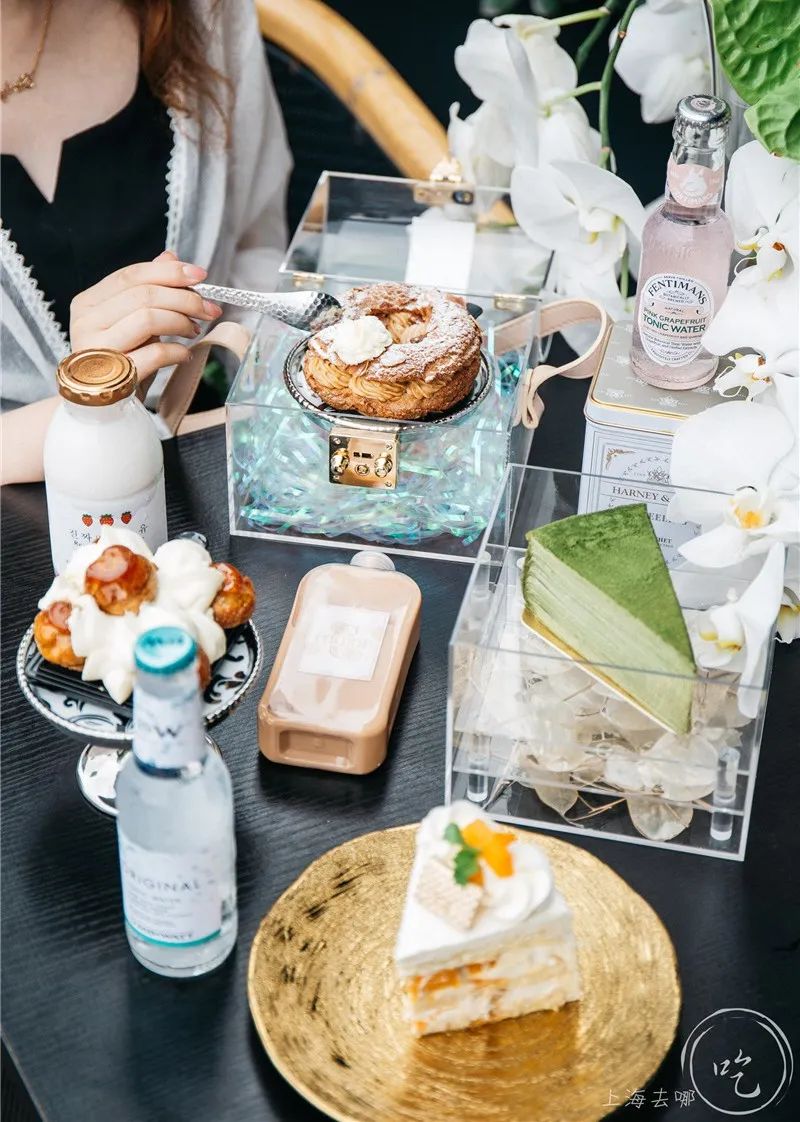 太刚了！这店居然敢开在「中国第一夜店」楼下...