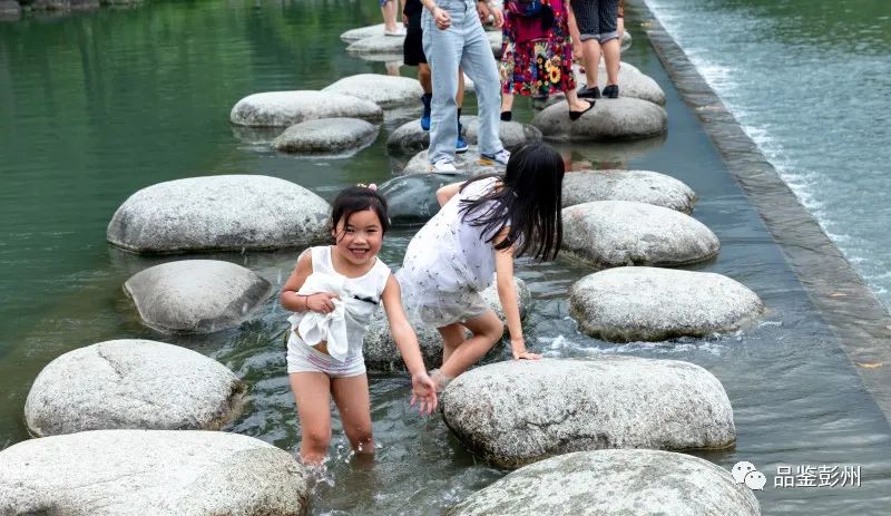 这是一幅堪比74个标准足球场大小的水墨画？彭友：来，做“画中人”