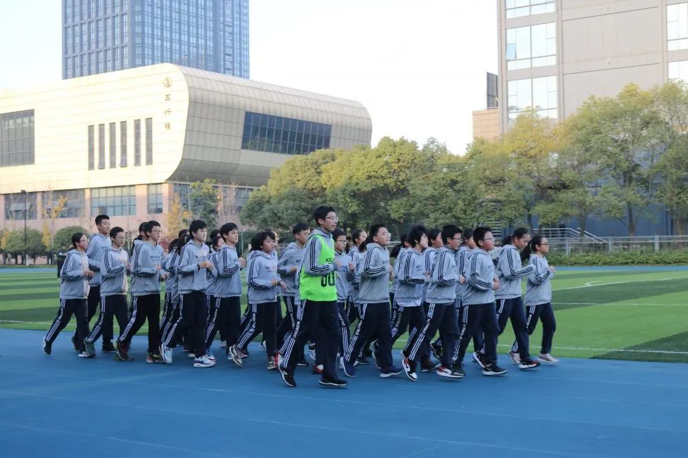 滨江学校体育节,深圳学校每天开设一节体育课